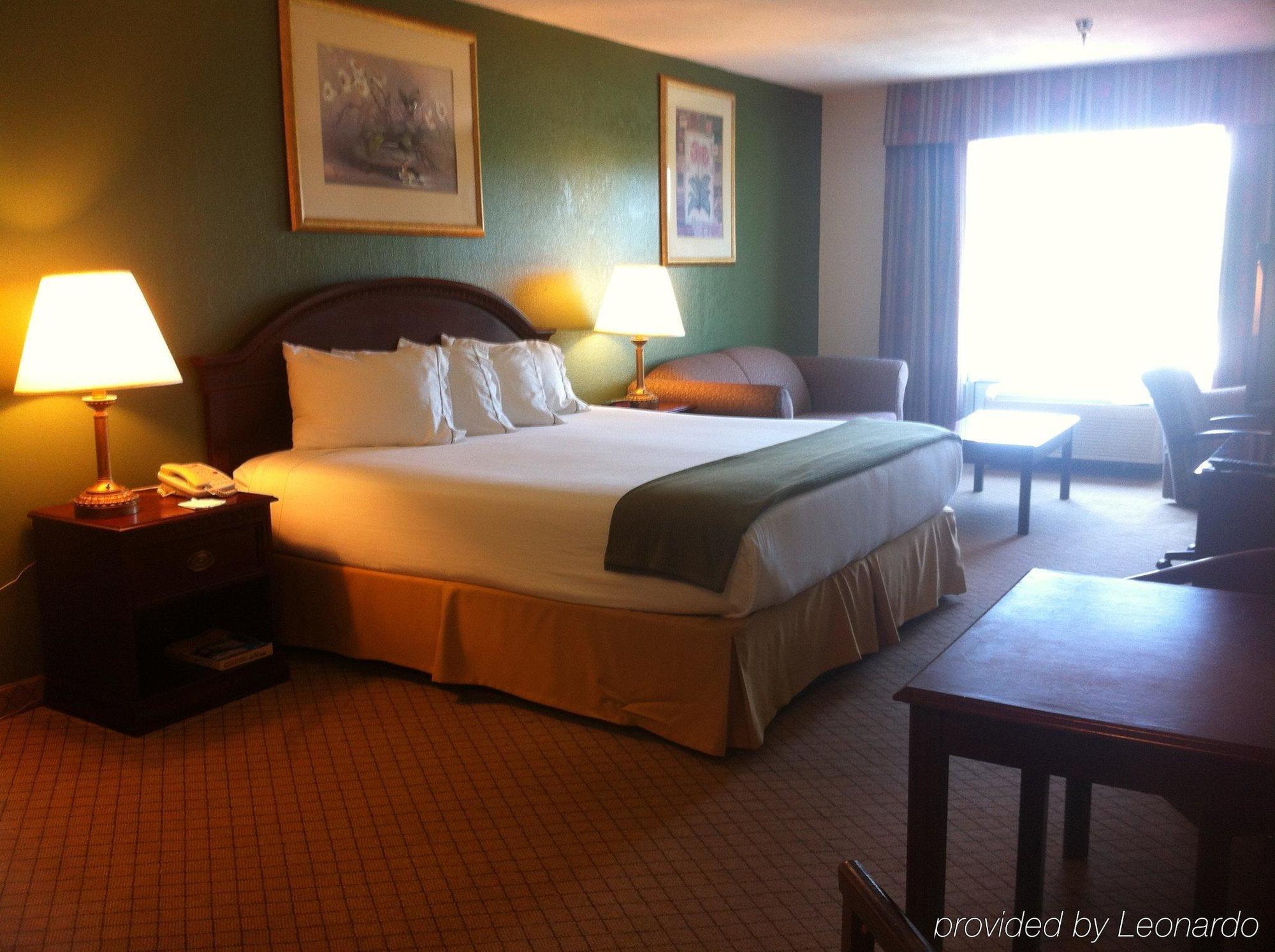Baymont By Wyndham Montgomery South Room photo