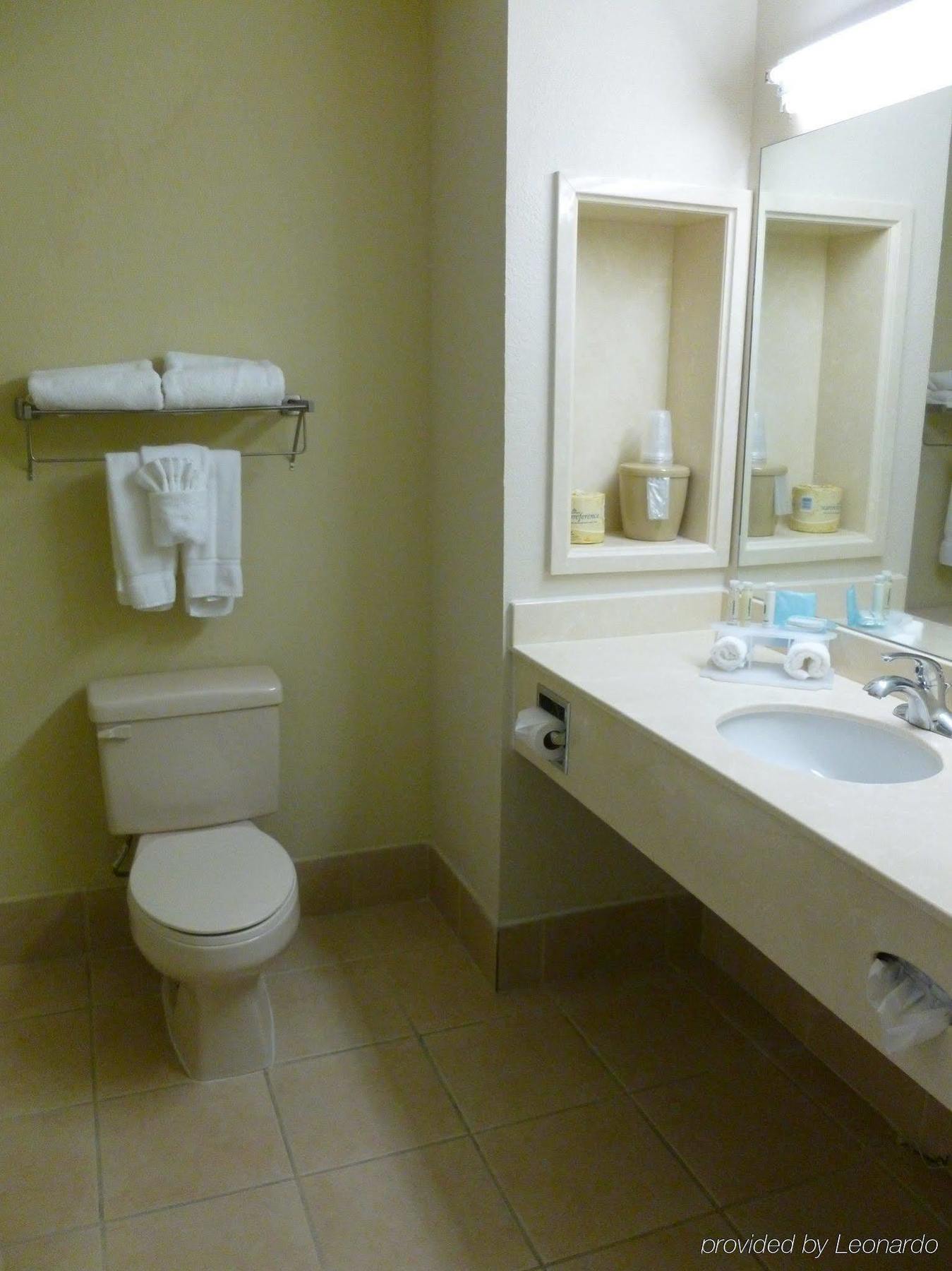 Baymont By Wyndham Montgomery South Room photo